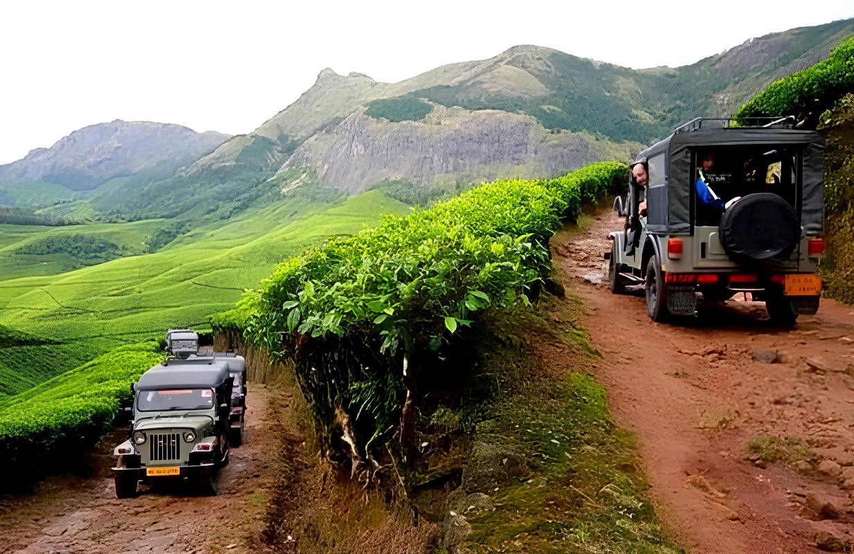 Kolukkumalai Sunrise Jeep Safari & Alleppey Houseboat Stay