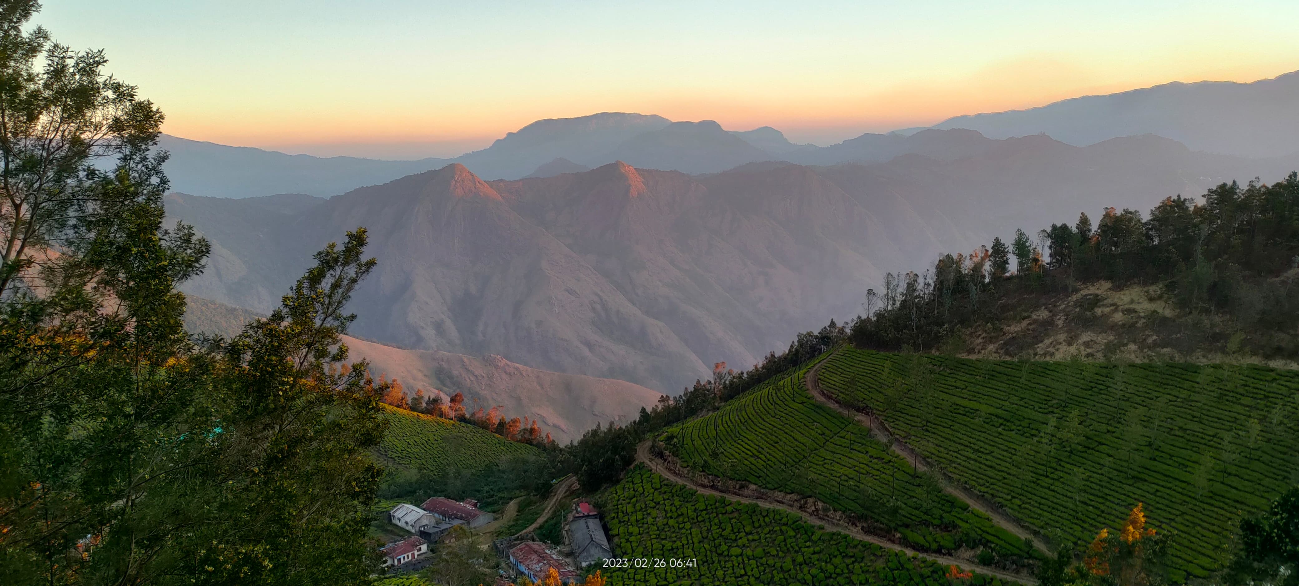 Kolukkumalai Sunrise Jeep Safari & Alleppey Houseboat Stay